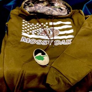 Brand New Mossy Oak hooded sweatshirt in XL.
